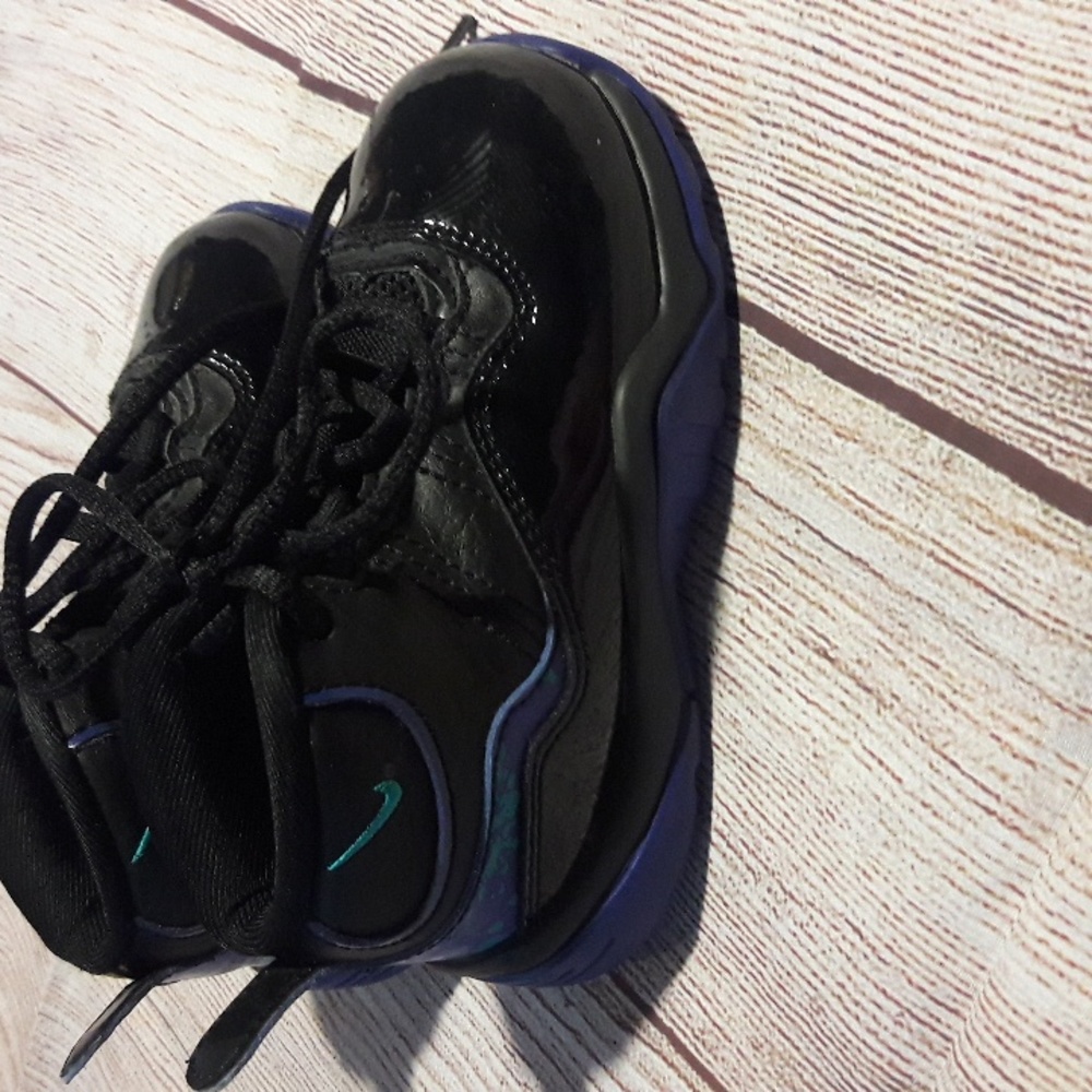 Nike boy's high top black purple green sneaker - Picture 3 of 13